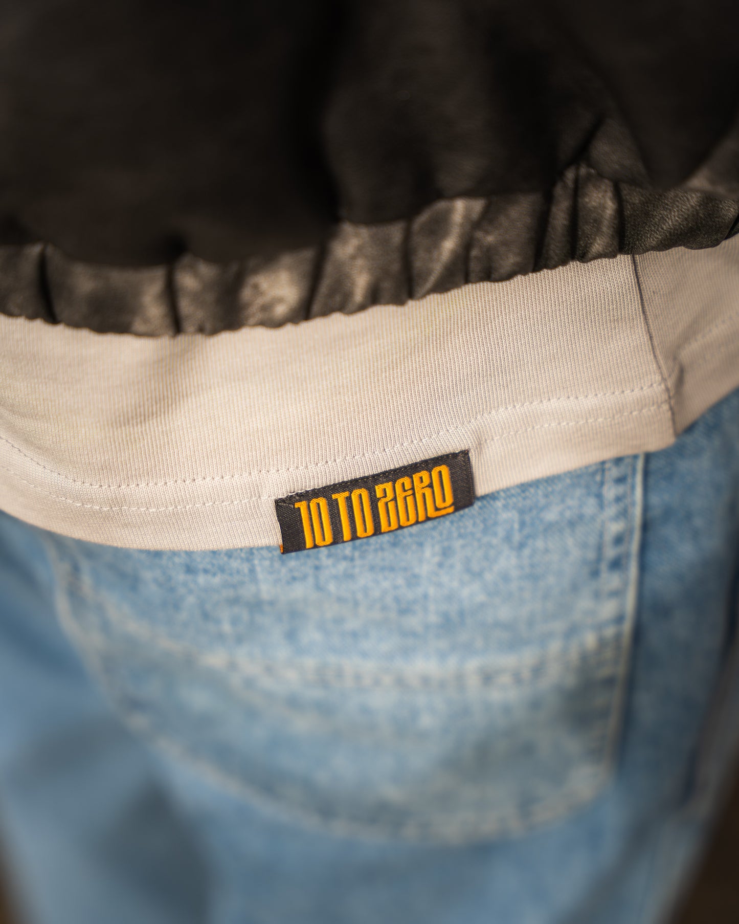 00:00h Tee graphic detail – Dizzle Grey cotton t-shirt - woven label - orange 