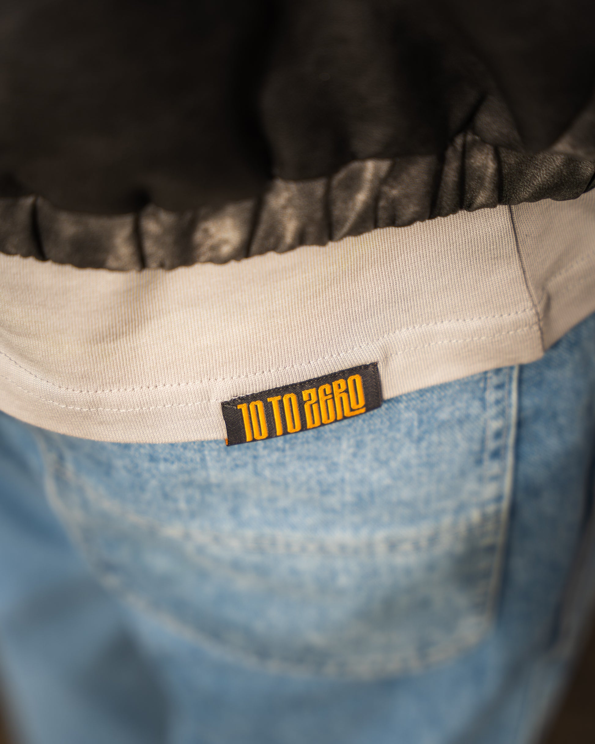 00:00h Tee graphic detail – Dizzle Grey cotton t-shirt - woven label - orange 